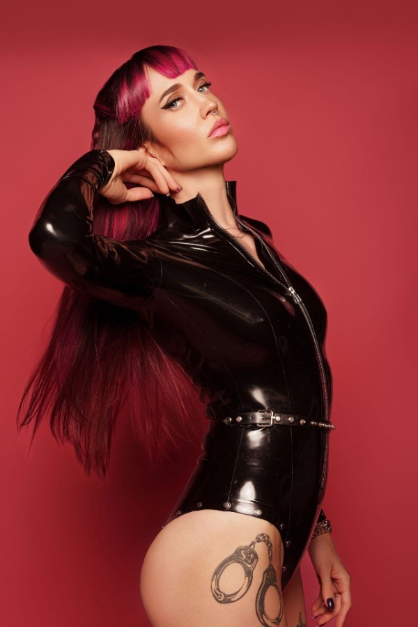 Mistress Yuna - Domina im Dominastudio TBZ