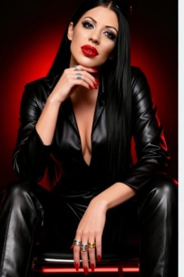Domina Jenna Rouge - Dominatrix im Dominastudio TBZ Esslingen
